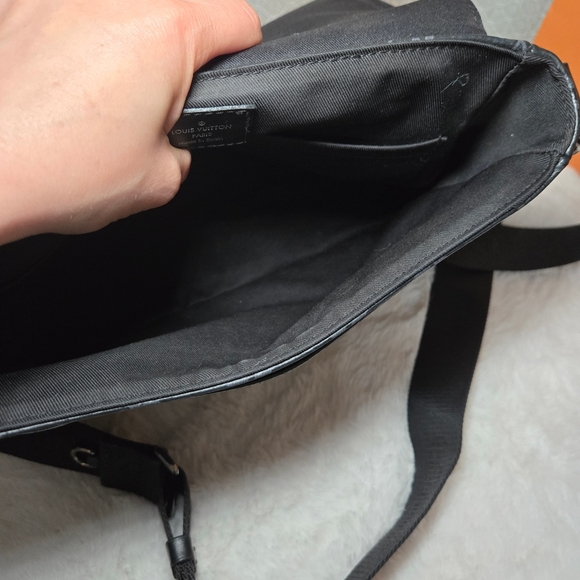 Louis Vuitton District Messenger Bag Monogram Eclipse Canvas MM - Picture 12 of 17
